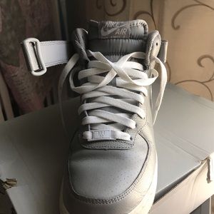 Air Force One in gray and white